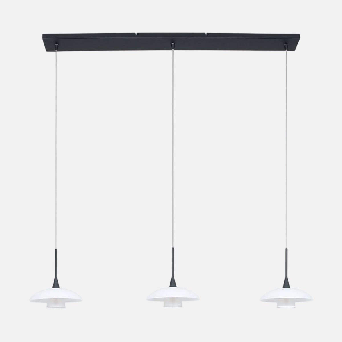 Suspension assiette noire 3 lampes Tallerken, barre métal noir et trois diffuseurs verre blanc, sur fond gris clair