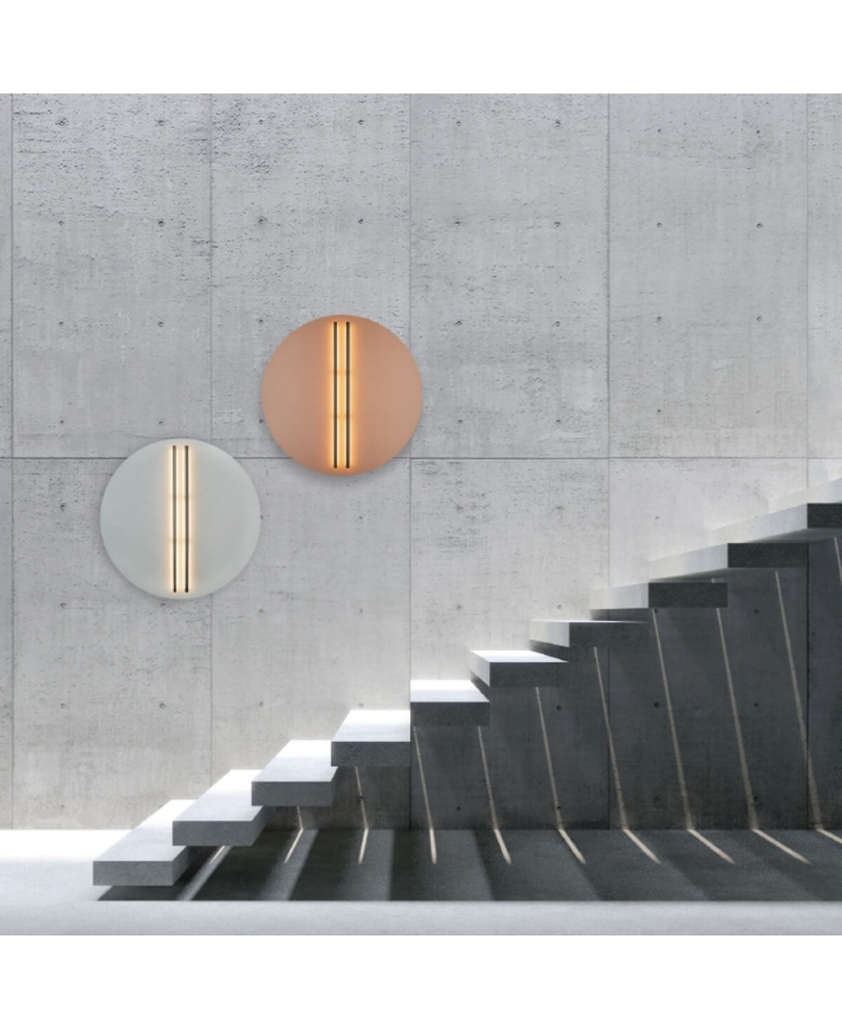 Intérieur béton, deux appliques murales éclairées au-dessus d'un escalier