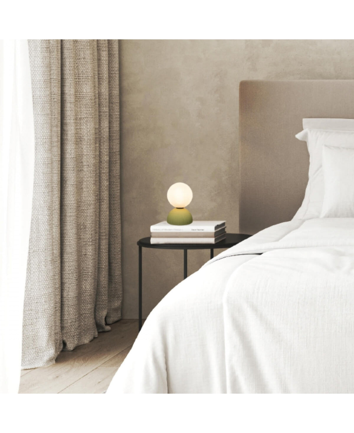 Scène de nuit chaleureuse, halo lumineux diffus éclairant la table de chevet
