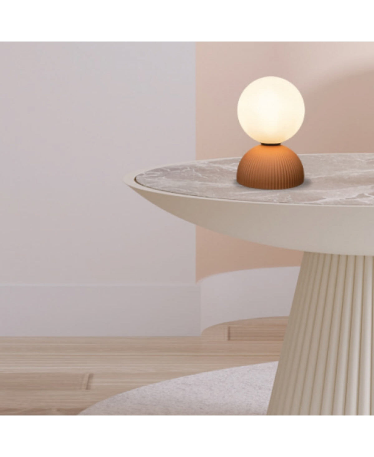 Plan large montrant la lampe sur table d'appoint dans un intérieur aux tons poudrés.