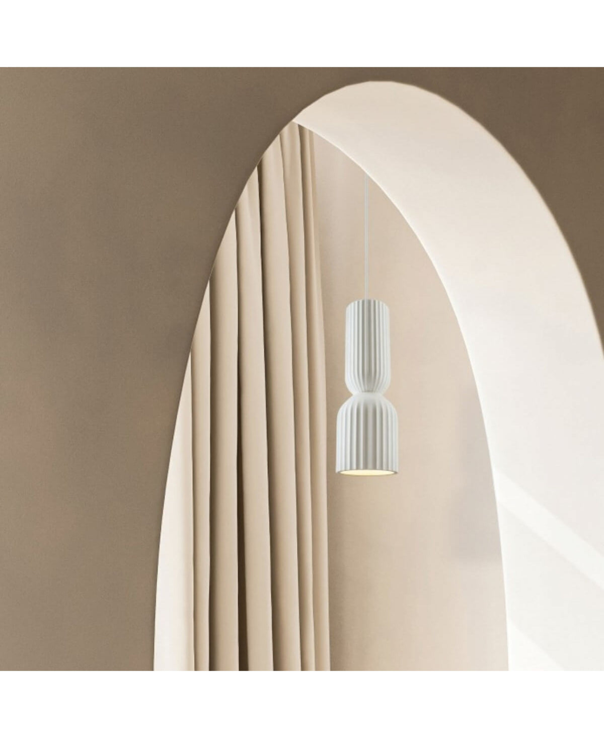 Suspension allumée vue de trois quarts dans un intérieur beige, plis du tissu visibles