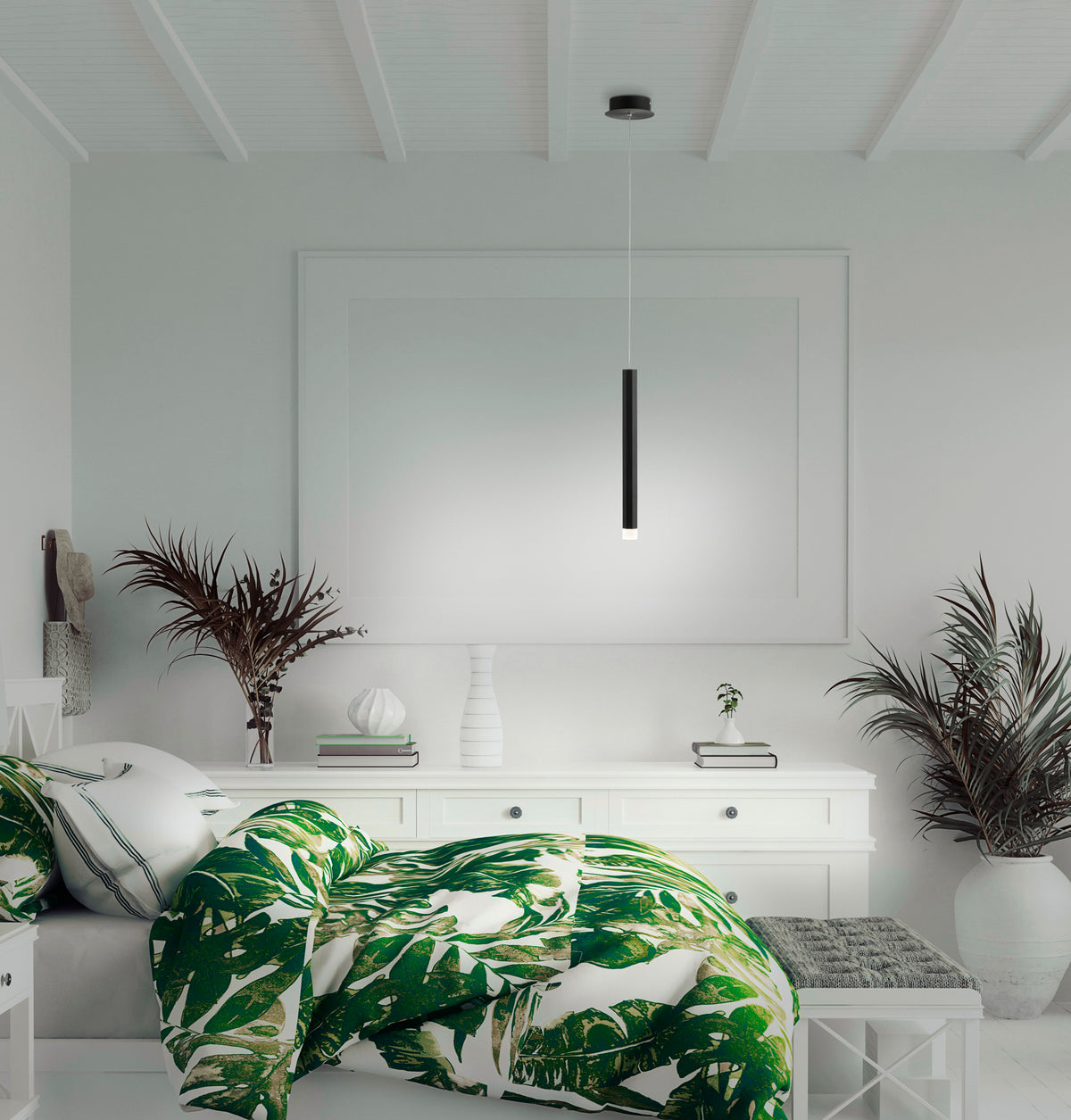 Mise en ambiance dans une chambre claire, suspension au-dessus d'un lit à motifs végétaux
