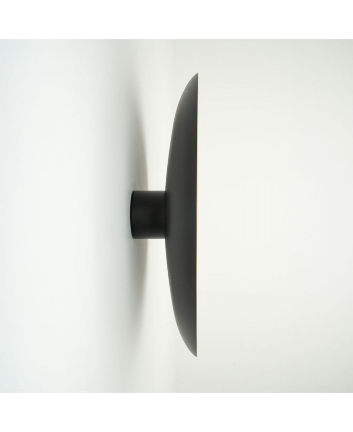 Vue de profil fixée au mur, épaisseur du diffuseur et socle cylindrique