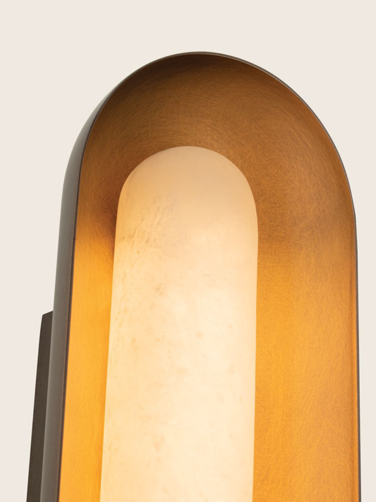 Détail du haut de l'applique, finition bronze brossé et albâtre veiné