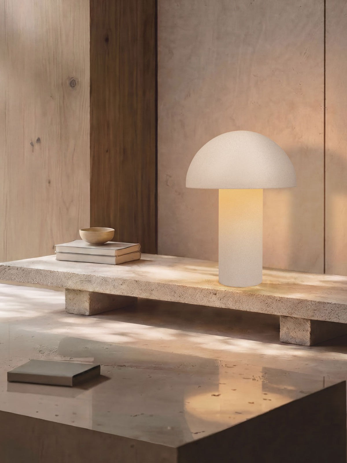 Lampe allumée diffusant une lumière chaude sur une table en travertin, ambiance douce
