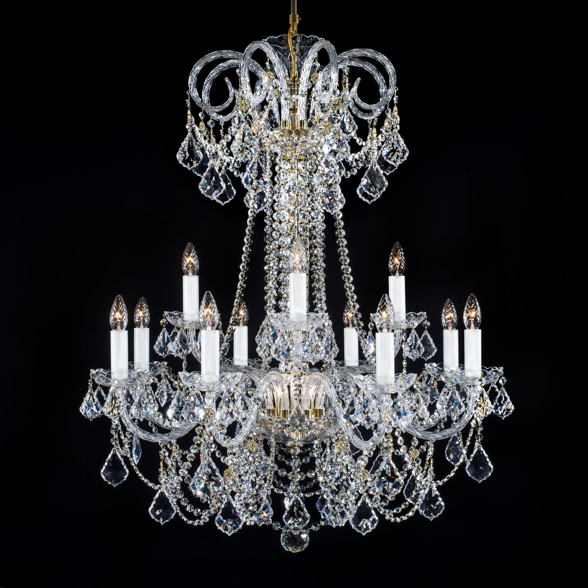 Lustre en cristal de face sur fond noir, dix bougies allumées