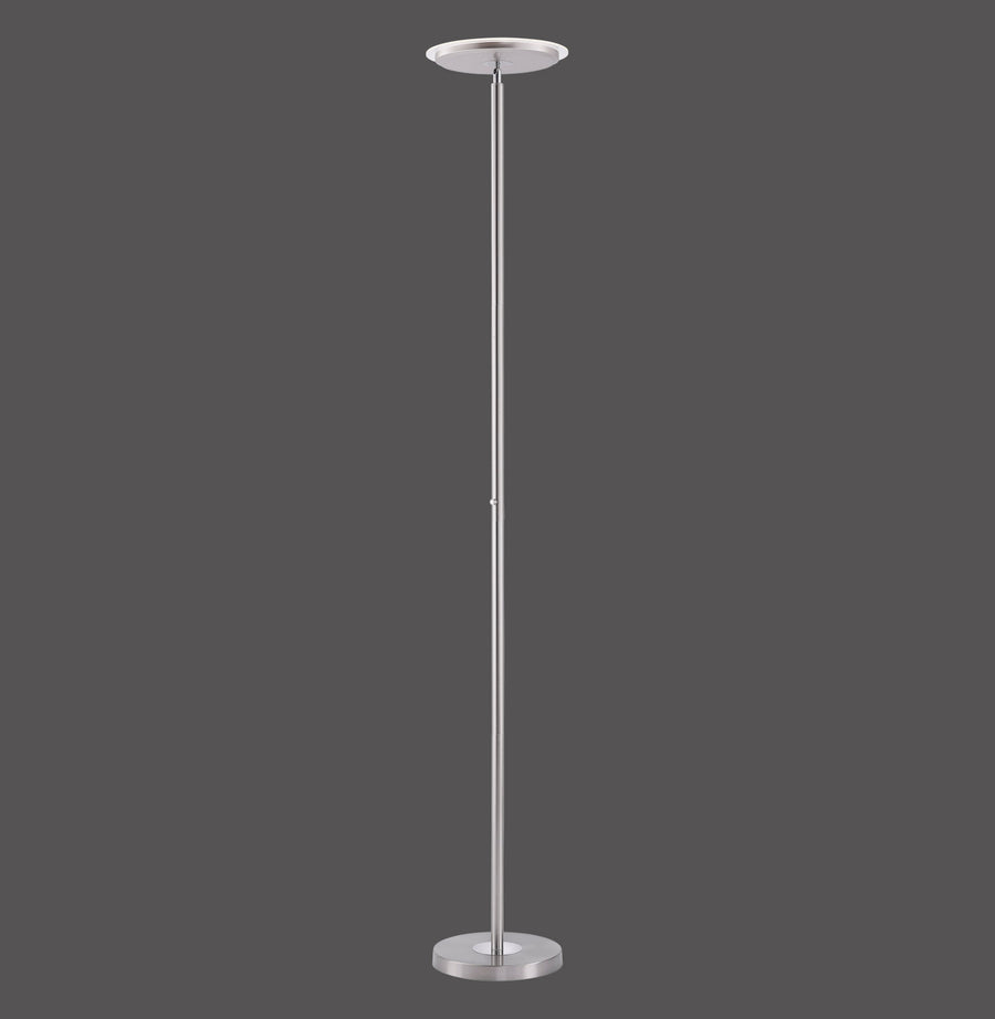 Lampadaire chromé de face sur fond gris anthracite, tige fine et socle rond