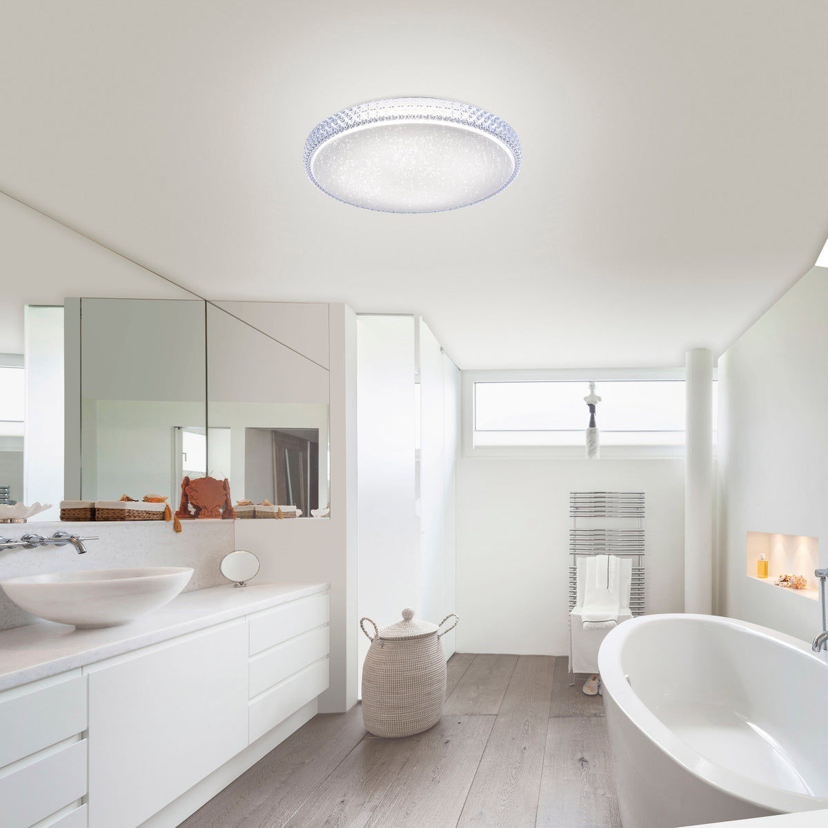 Mise en ambiance du plafonnier allumé dans une salle de bain moderne et lumineuse.