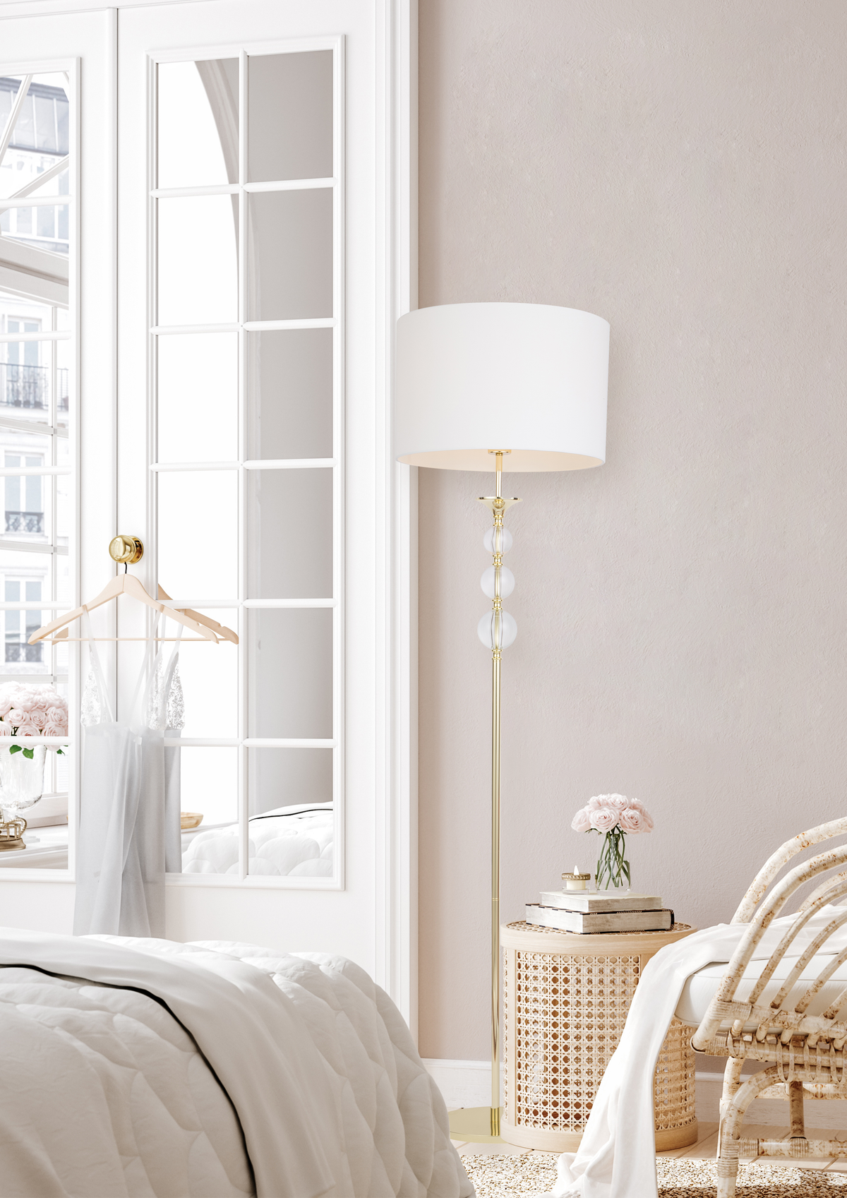 Ambiance de chambre avec lampadaire doré, lit blanc et grand miroir mural.