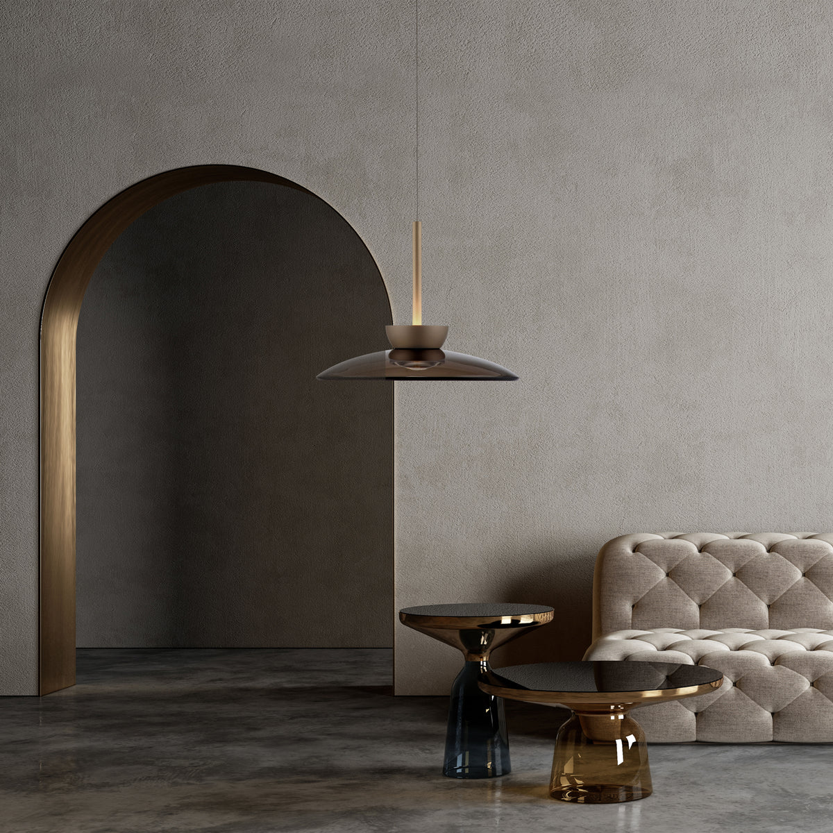 Mise en ambiance dans un salon moderne avec arche dorée, canapé capitonné et tables