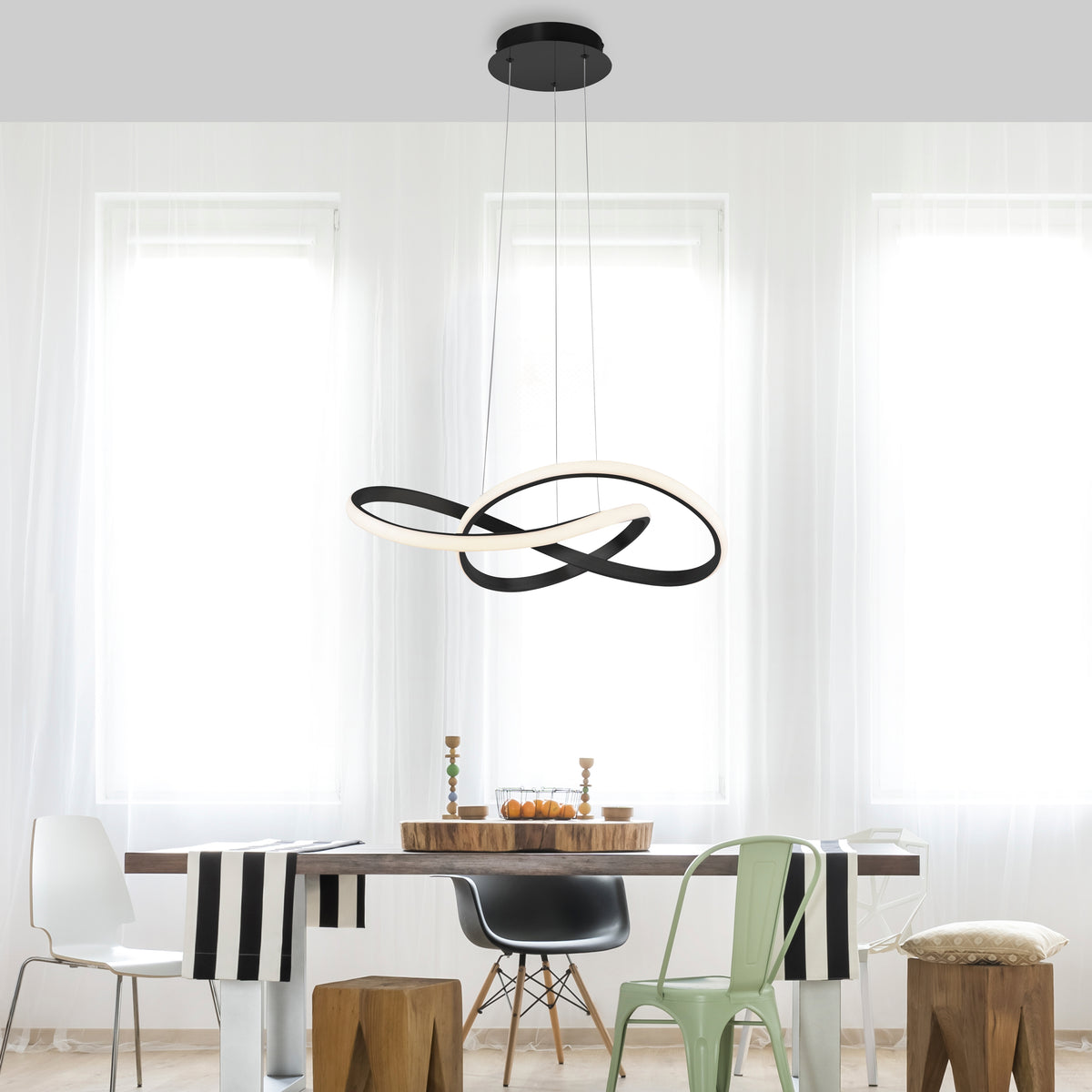 Mise en ambiance au-dessus d'une table de salle à manger claire et moderne