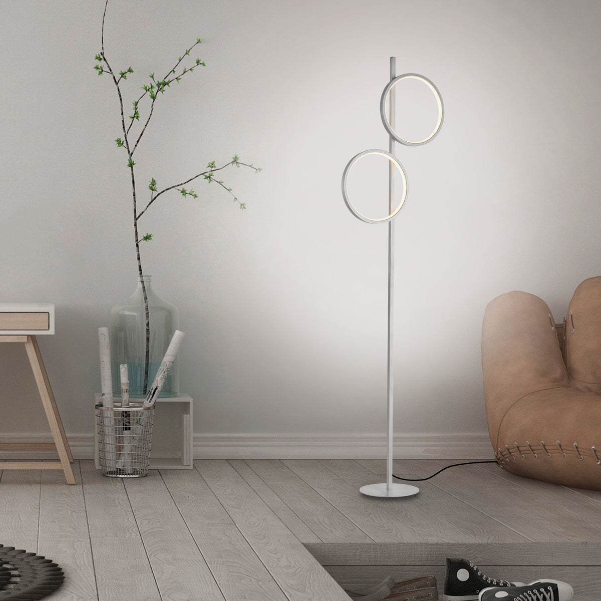 Lampadaire installé dans un salon, près d'un fauteuil et d'une plante, ambiance moderne.