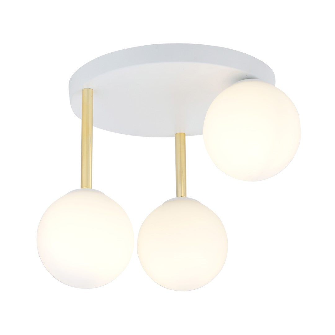 Plafonnier allumé de face, trois globes opalins et tiges dorées sur base blanche