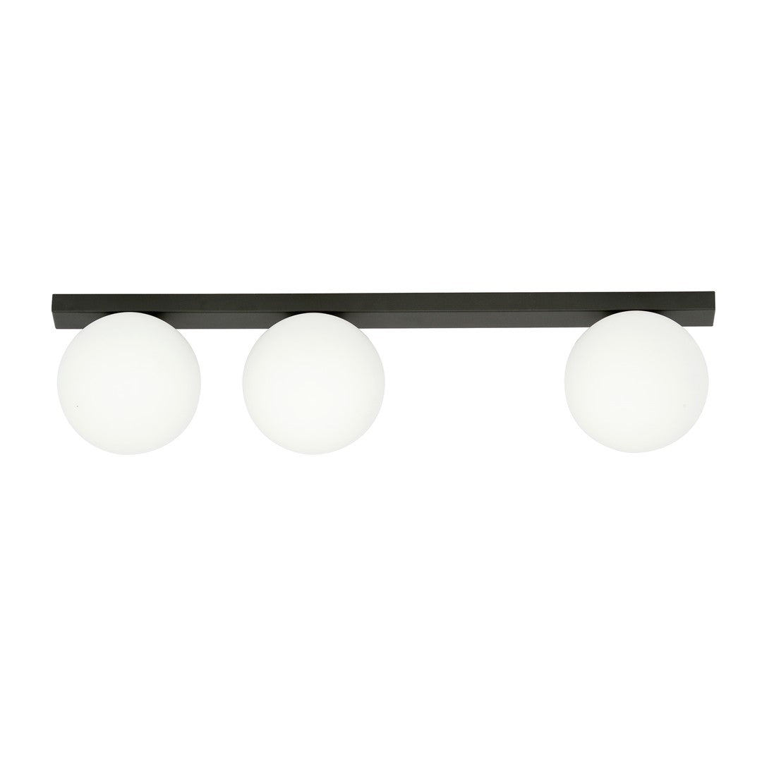 Vue de face du plafonnier noir avec trois globes en verre opale alignés.