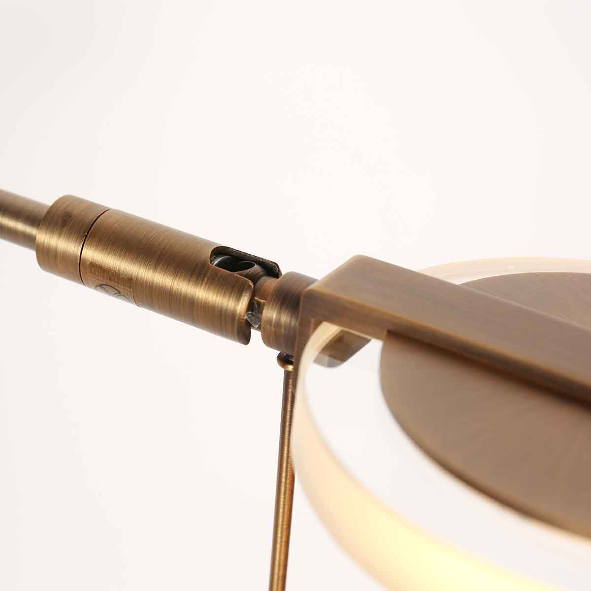 Gros plan sur l'articulation du bras et le diffuseur allumé