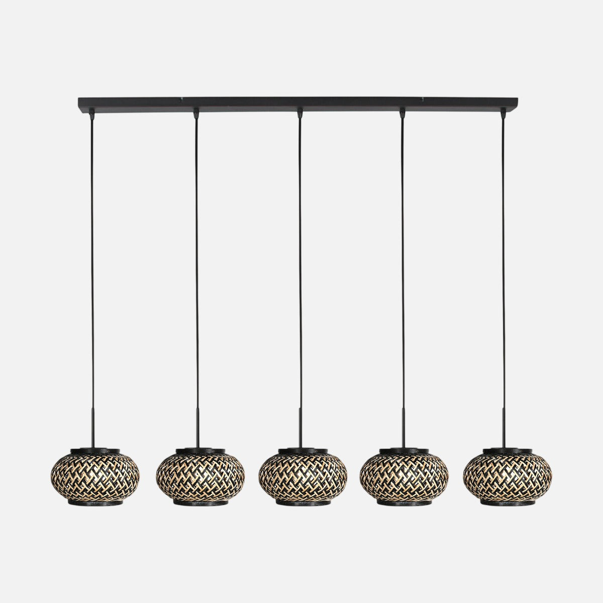 Suspension bambou 5 lumières Lombok, barre noire 110 cm et cinq abat-jours tressés