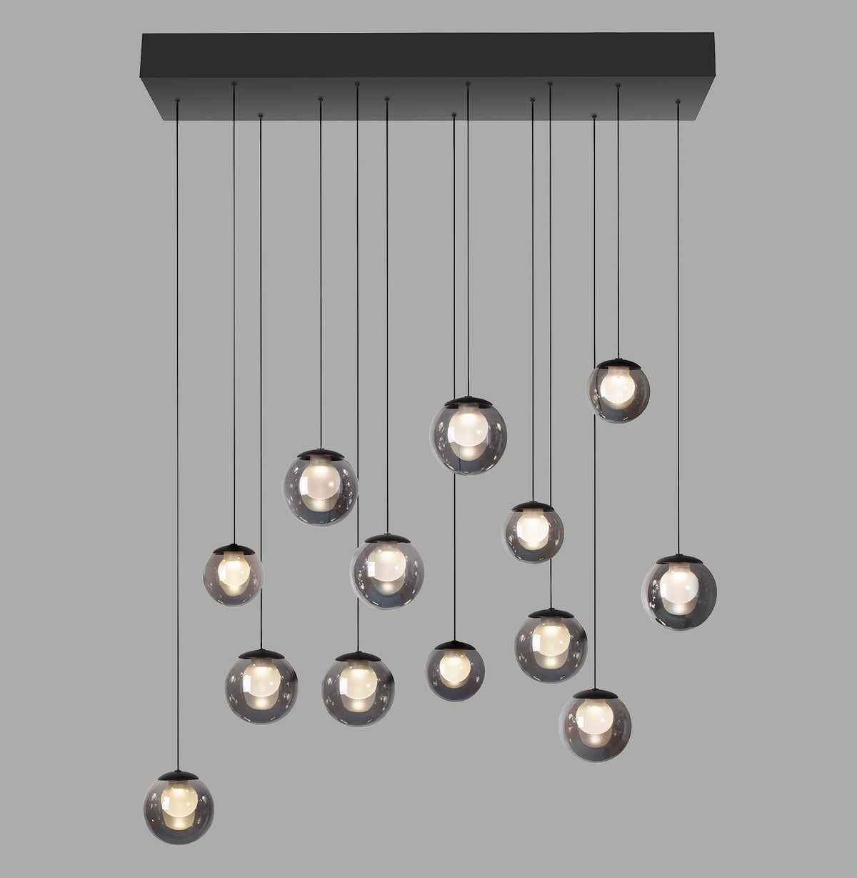 Vue de face du luminaire suspendu gris avec ses globes en verre fumé