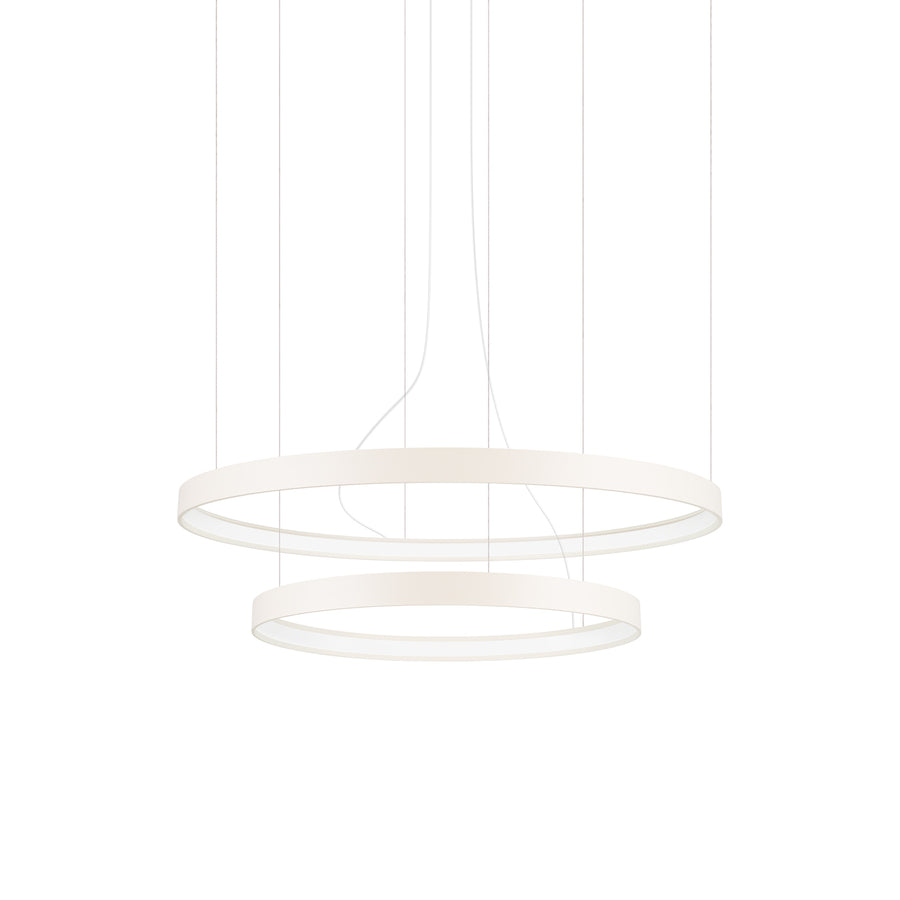 Lustre à deux anneaux blancs concentriques suspendus par de fins câbles, vue de face sur fond clair.