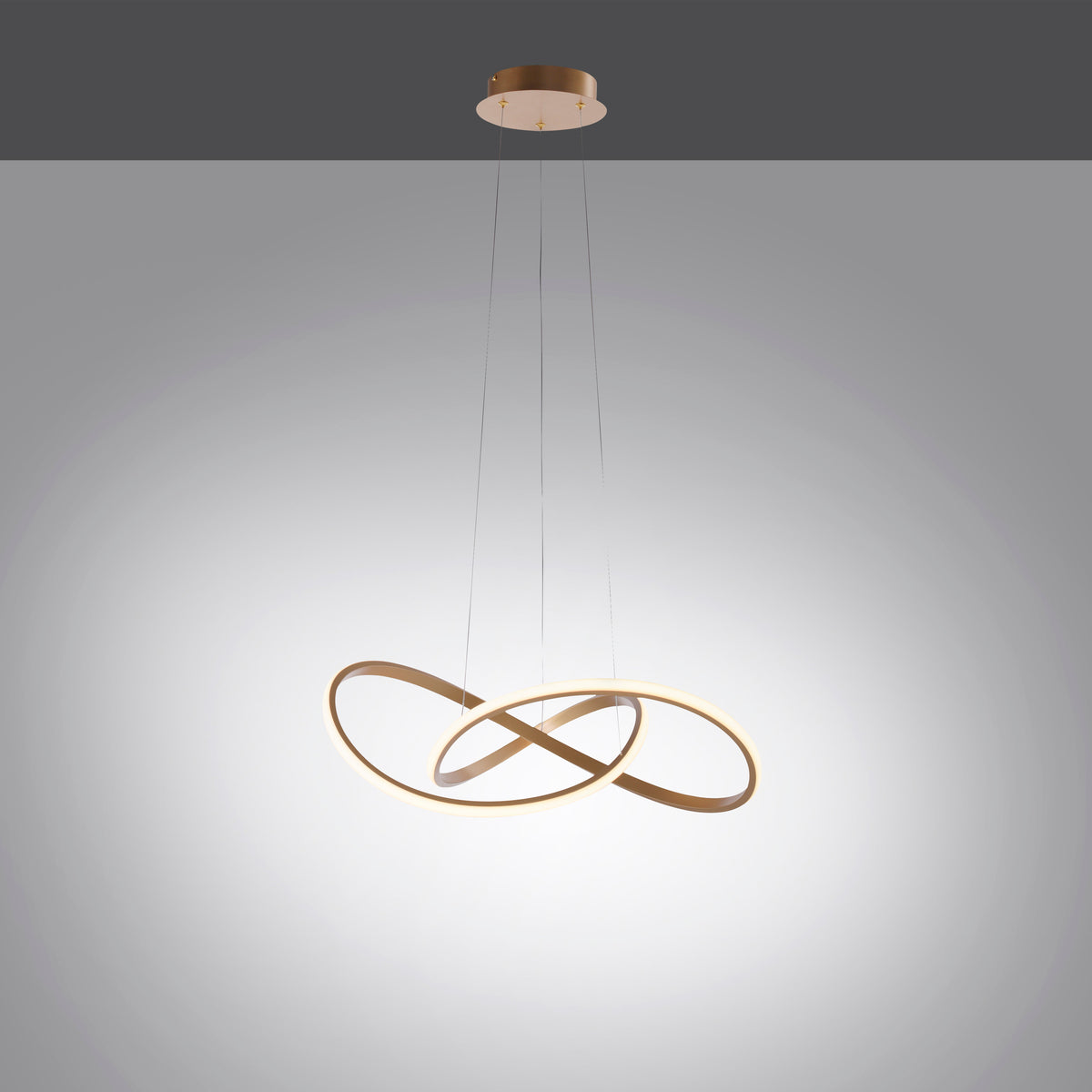 Luminaire suspendu éclairé, halo lumineux diffus sur fond dégradé gris clair.