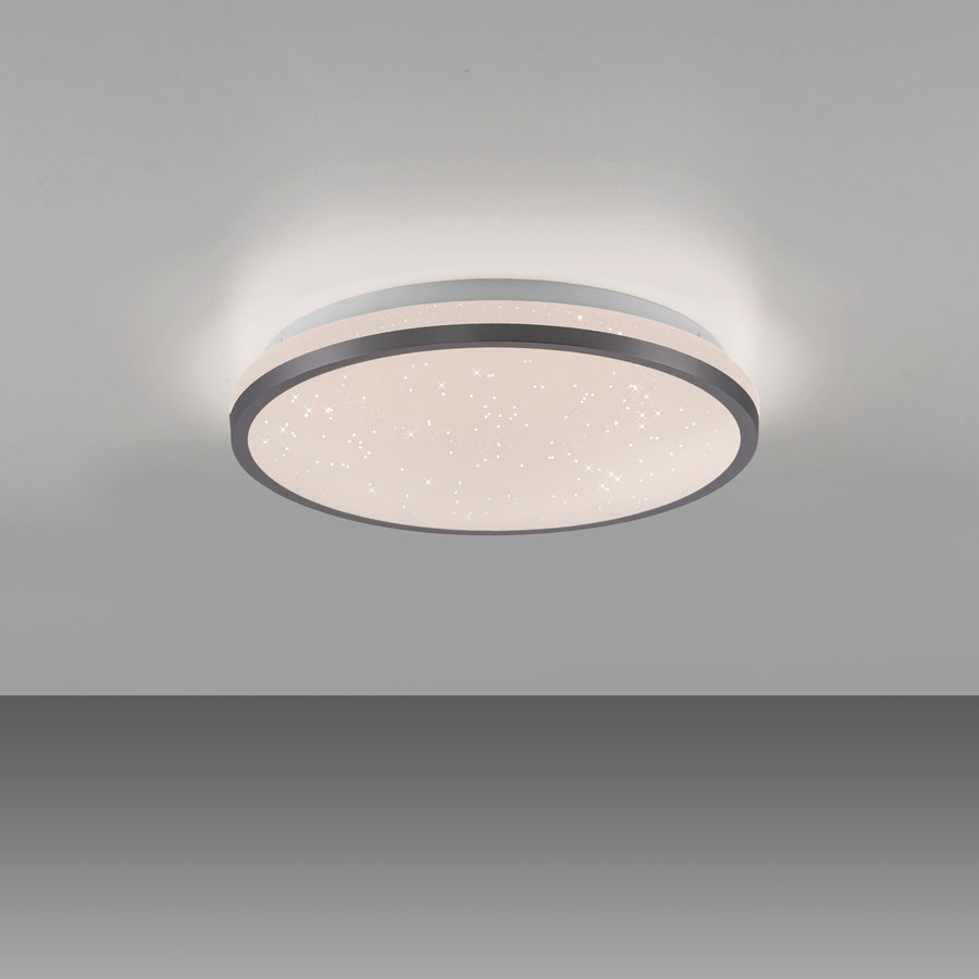 Plafonnier allumé fixé au plafond, vu de dessous, halo lumineux