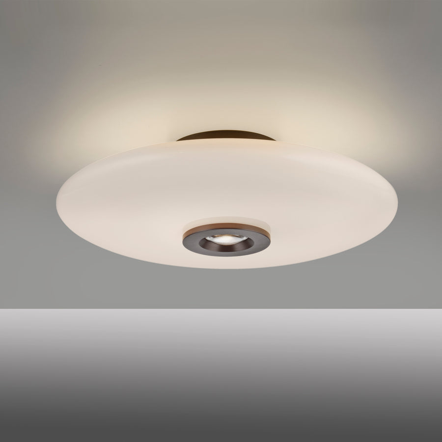 Plafonnier allumé en plongée sous plafond, halo lumineux diffus tout autour