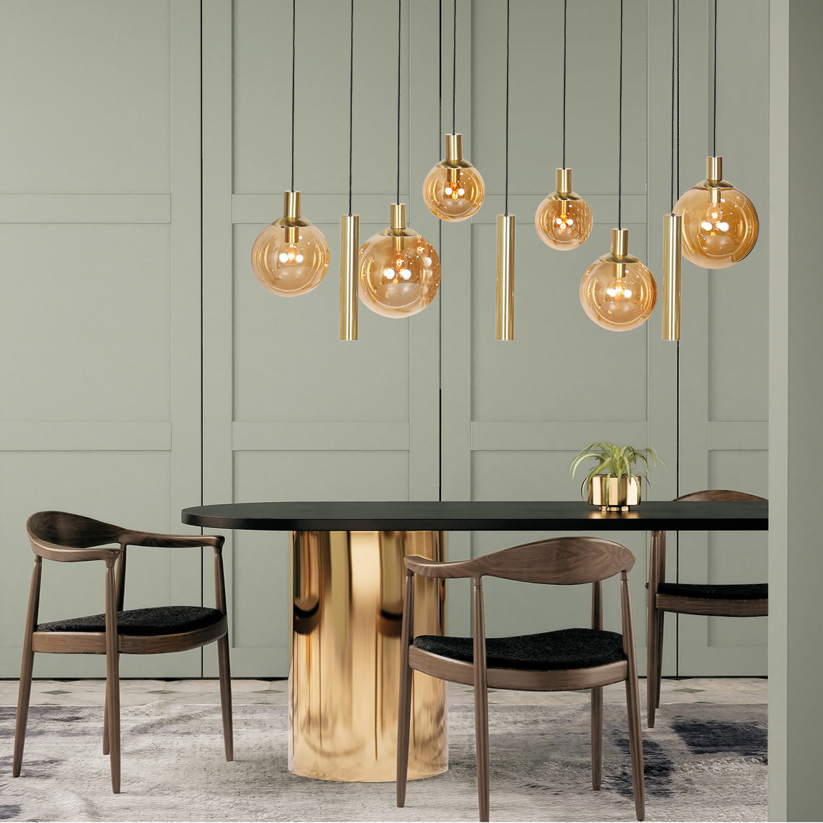 Suspension laiton et verre ambré Bollique au-dessus d'une table de salle à manger – Designix.fr