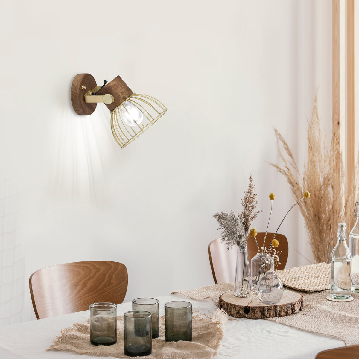 Mise en ambiance au-dessus d'une table dressée, mur blanc, décor naturel.