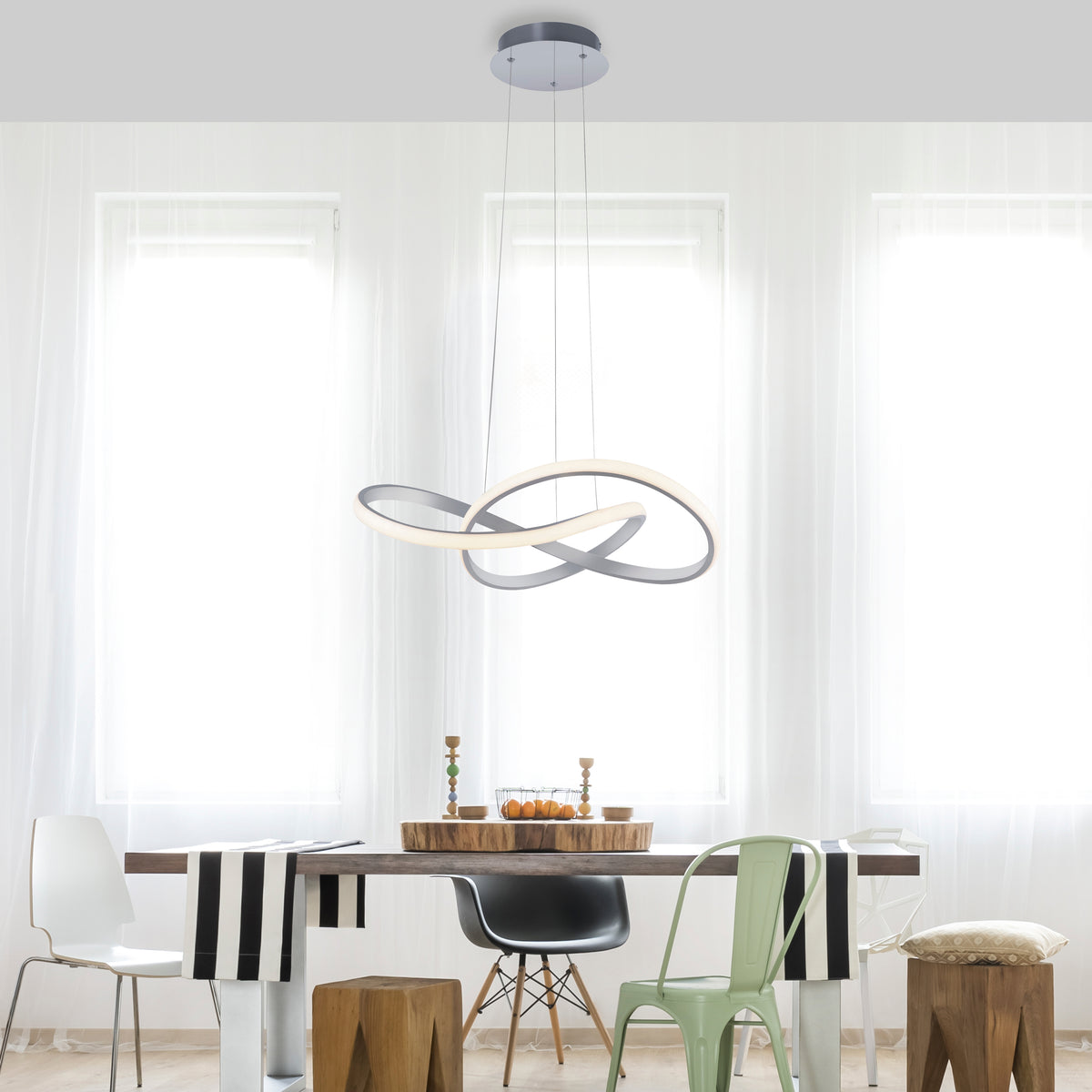 Mise en ambiance au-dessus d'une table à manger dans un intérieur très lumineux
