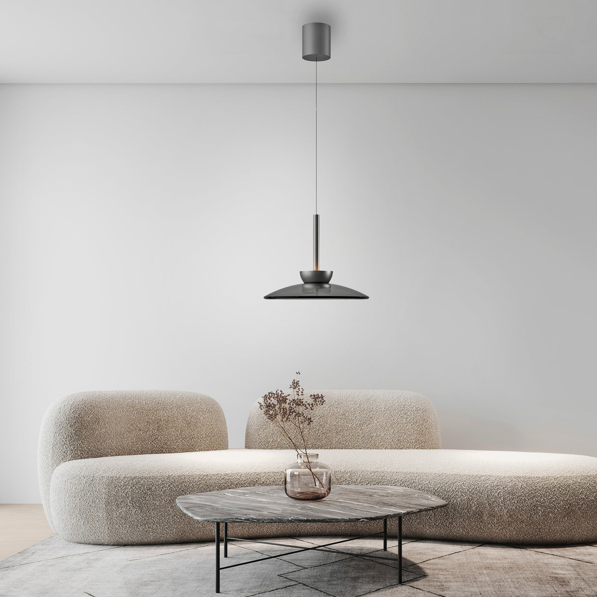 Mise en ambiance au-dessus d'un canapé bouclé dans un salon minimaliste
