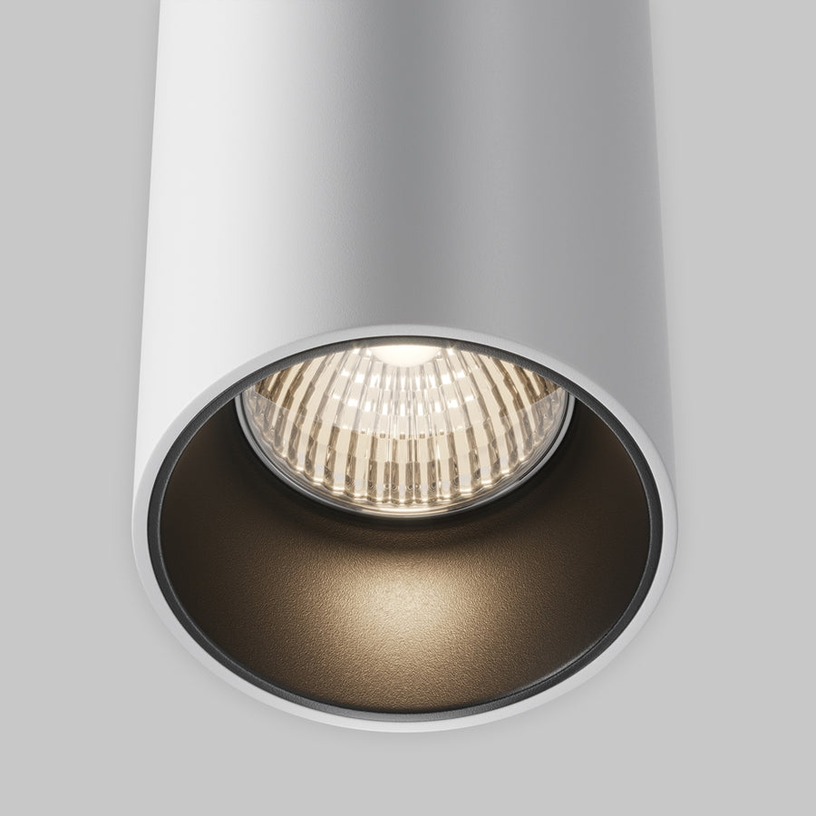Détail du bas du cylindre blanc, ampoule striée et réflecteur intérieur bronze.