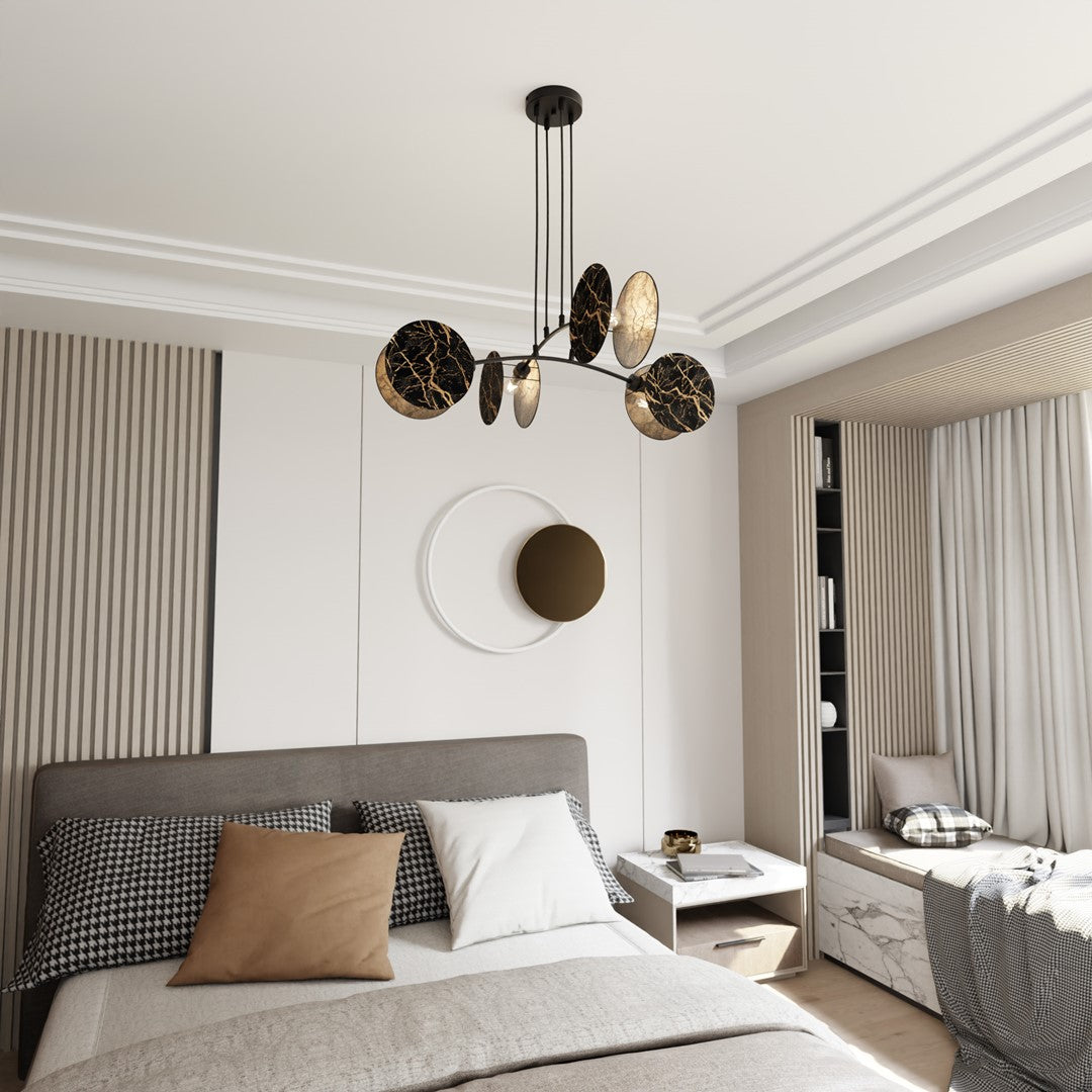 Suspension marbre installée au-dessus d'un lit dans une chambre claire et moderne
