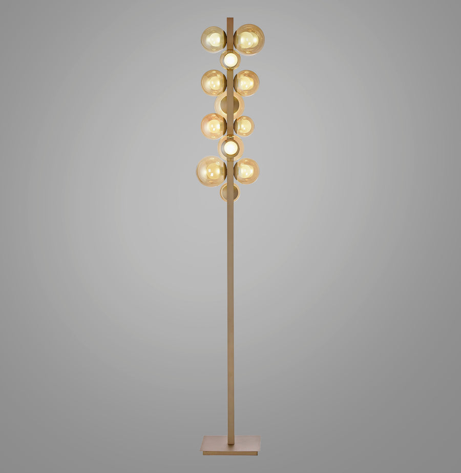 Lampadaire droit à globes de verre ambré empilés le long du mât central