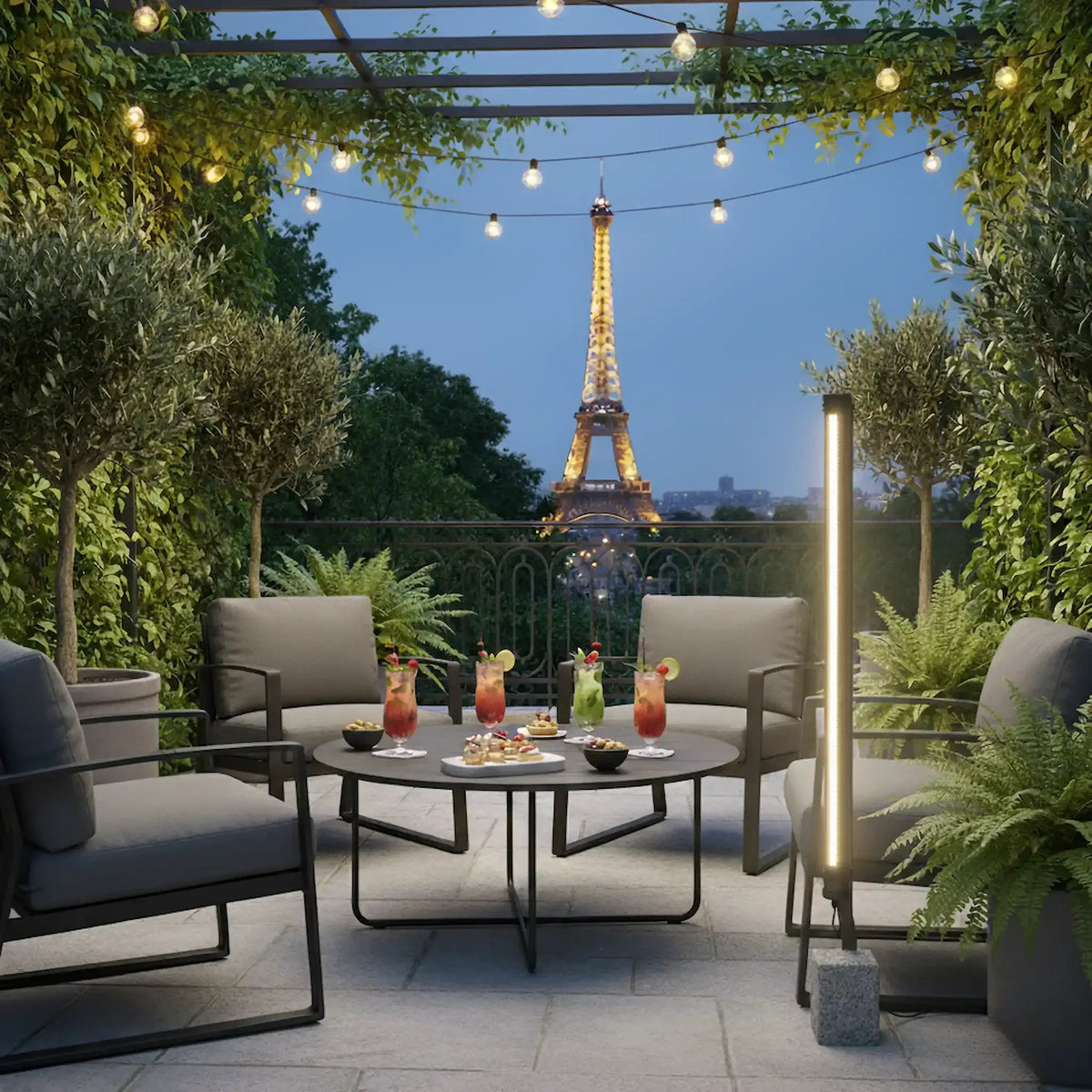 Lampadaire extérieur vertical éclairé sur une terrasse parisienne avec vue sur la Tour Eiffel.