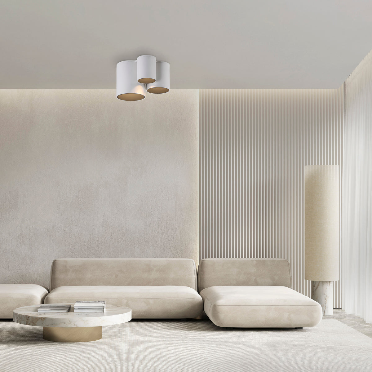 Mise en ambiance dans un salon beige, plafonnier blanc allumé au plafond.