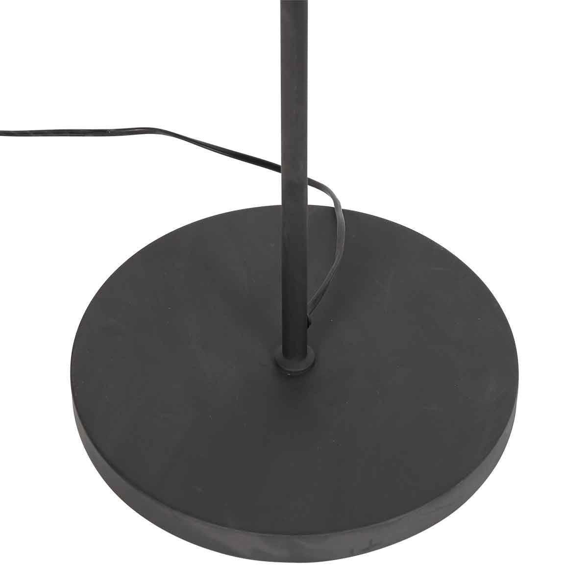 Détail du socle circulaire noir et du câble sortant de la tige