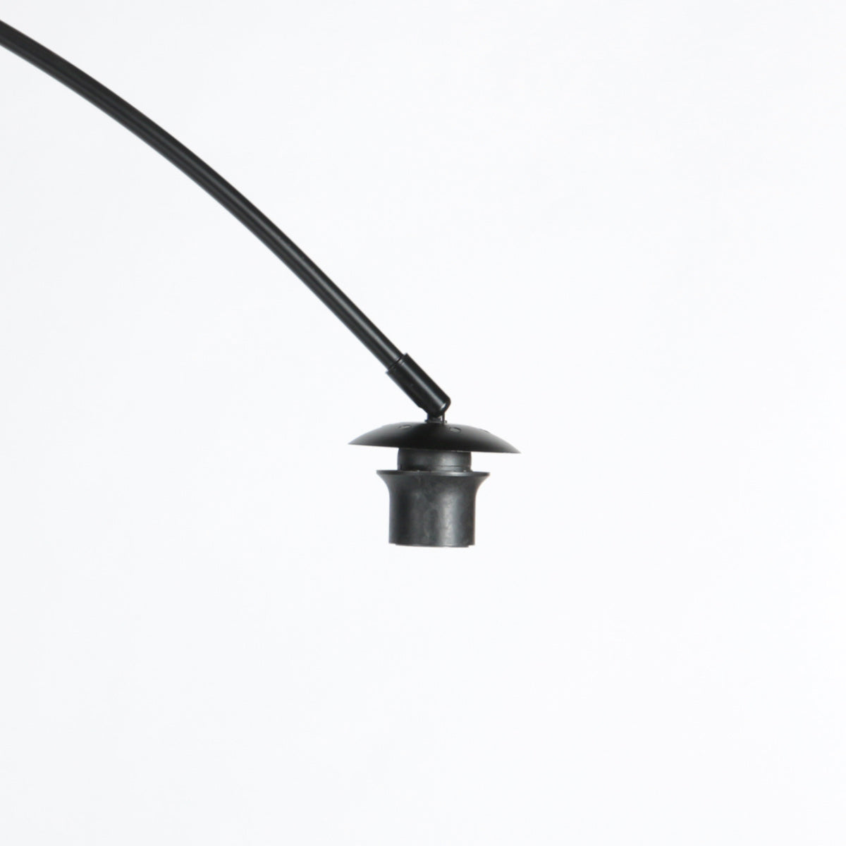 Lampadaire noir Curve 4261ZW avec abat-jour en bambou tressé naturel noir – design unique et utilisation fonctionnelle