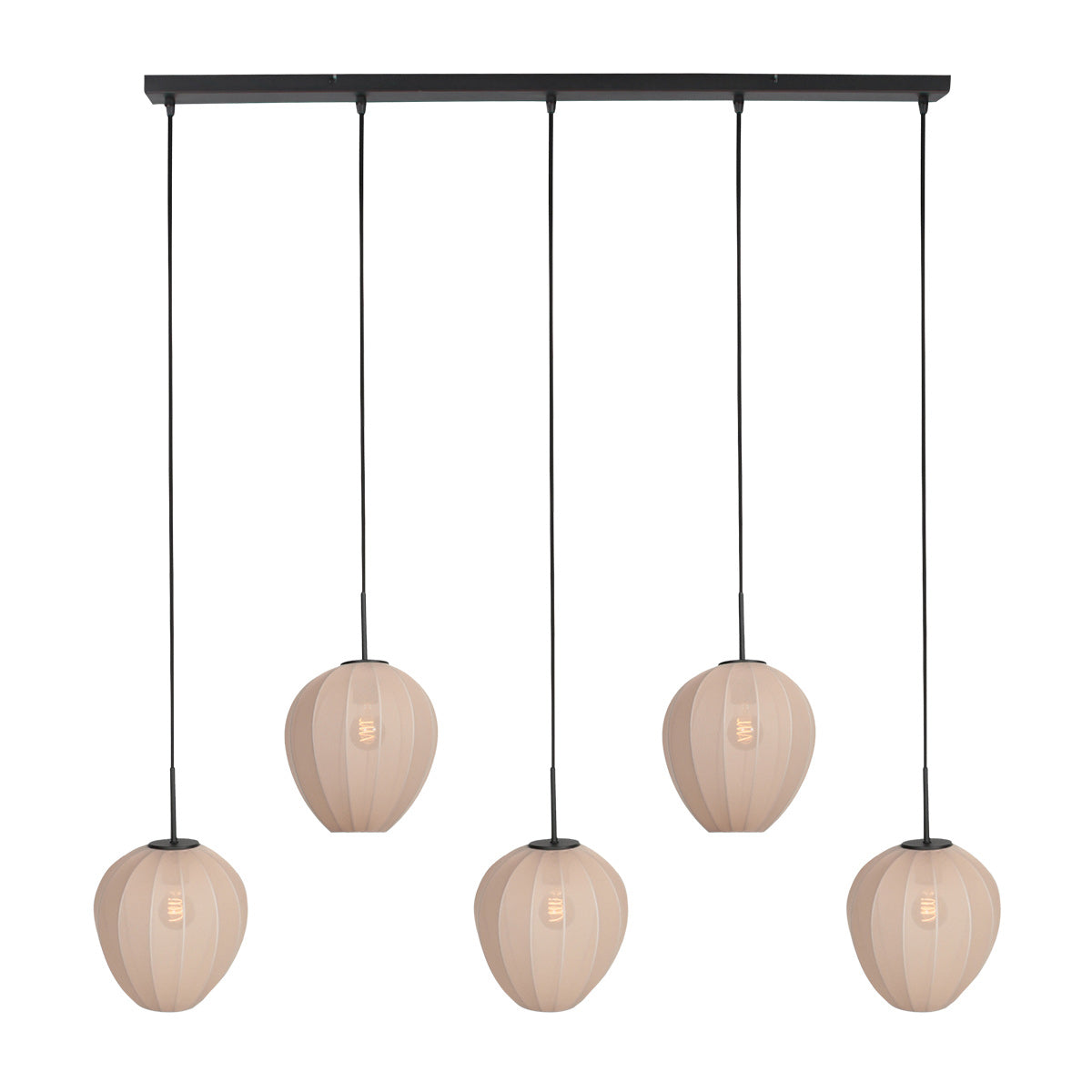 Vue de face de la suspension complète avec cinq abat-jours crème suspendus sous une barre noire.