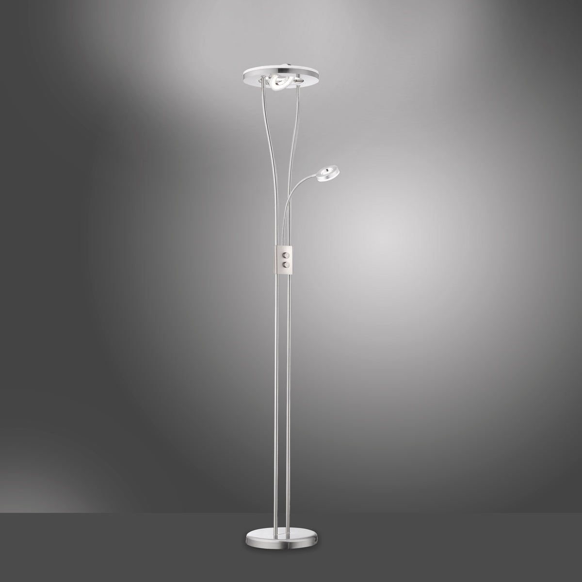 Lampadaire seul sur fond gris dégradé, éclairage mettant en valeur la finition acier.