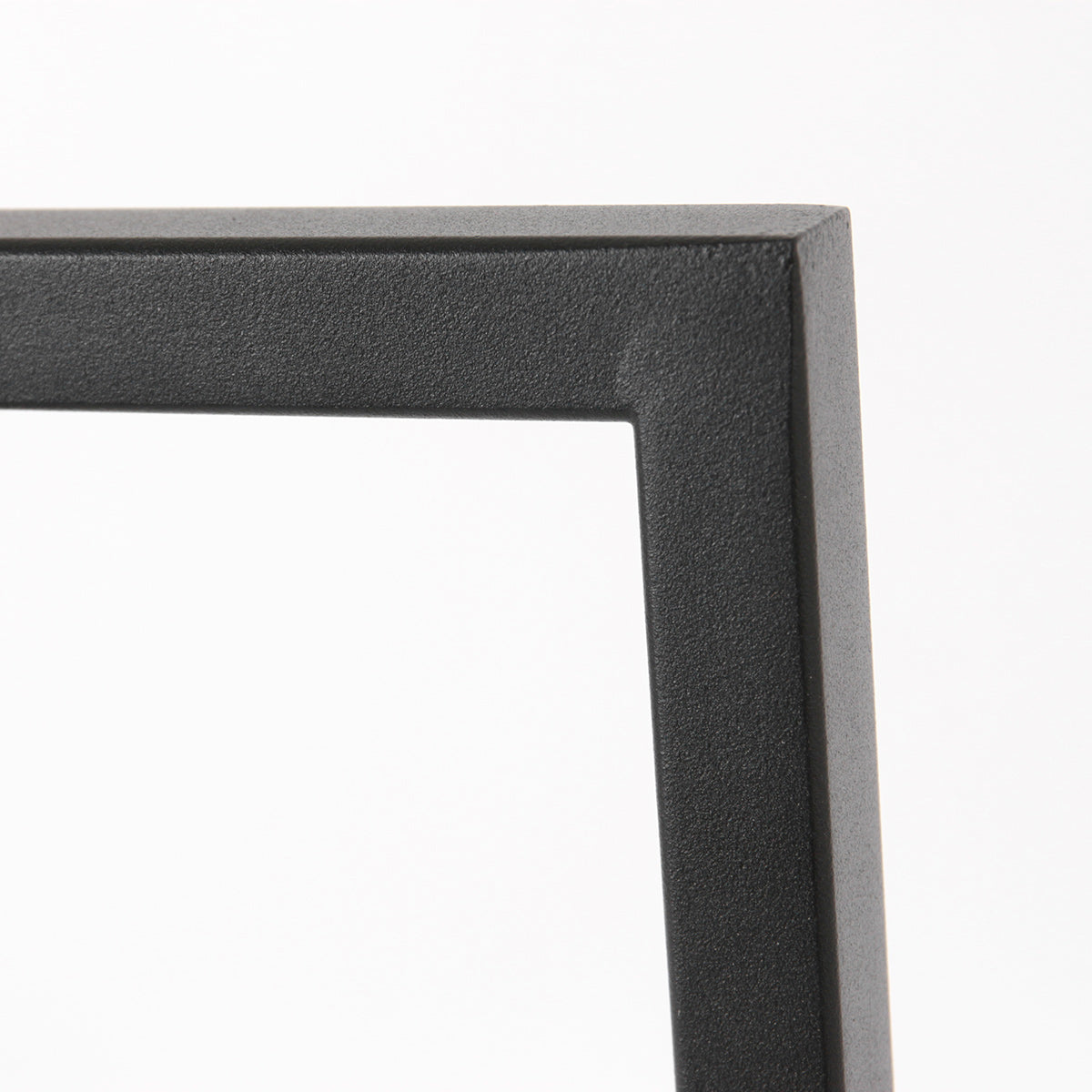Détail du cadre en métal noir mat de la lampe à poser Stang – Designix.fr