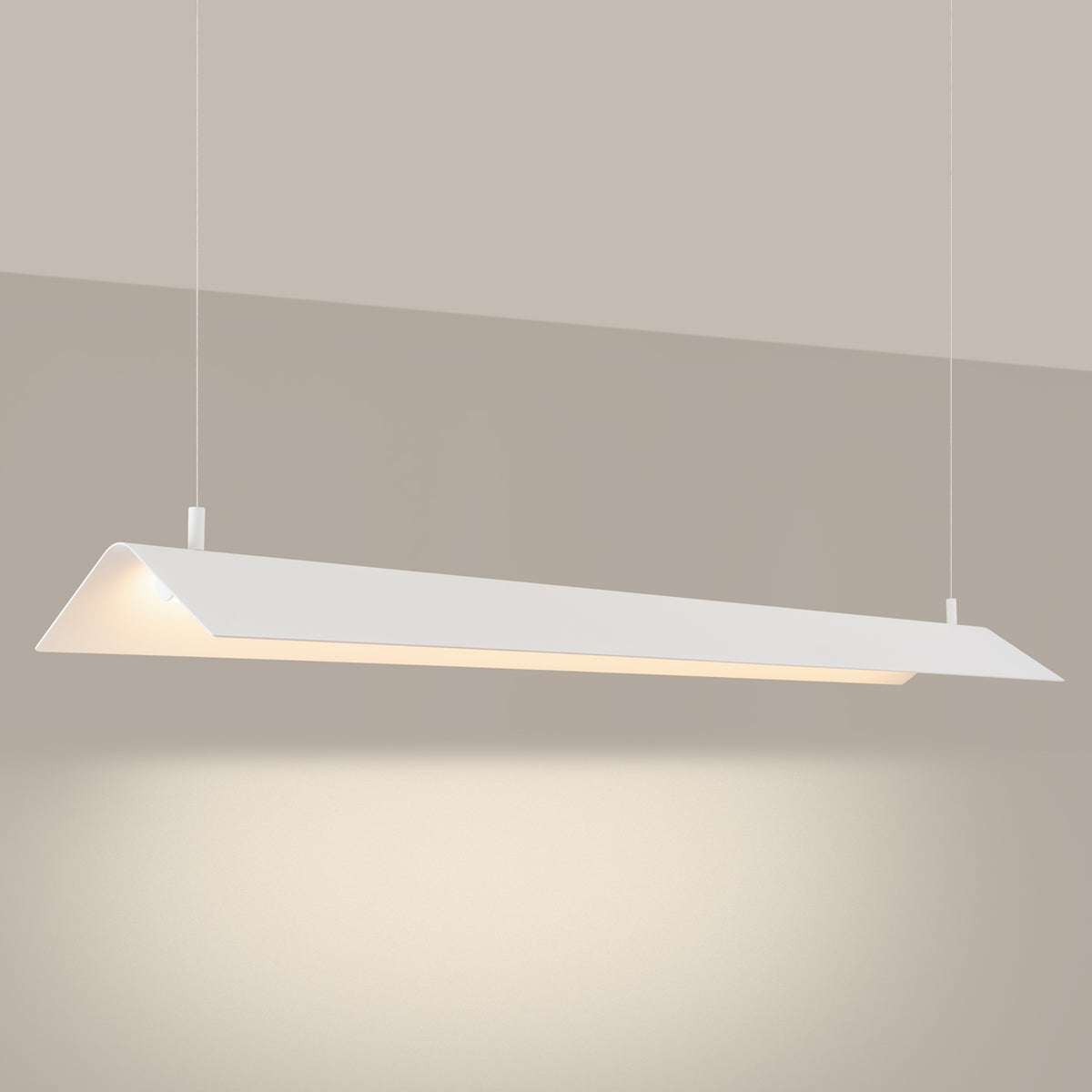Luminaire allumé diffusant une lumière chaude et douce sur le mur beige