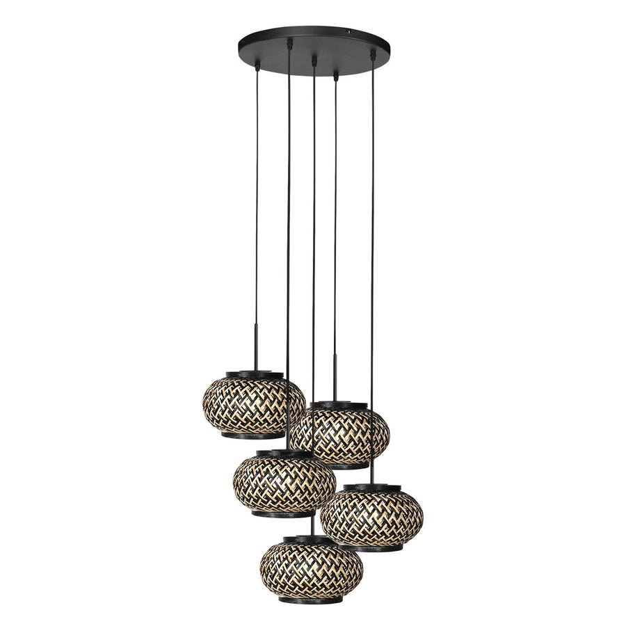 Vue de face du luminaire complet, câbles noirs et cinq diffuseurs ronds en cannage.