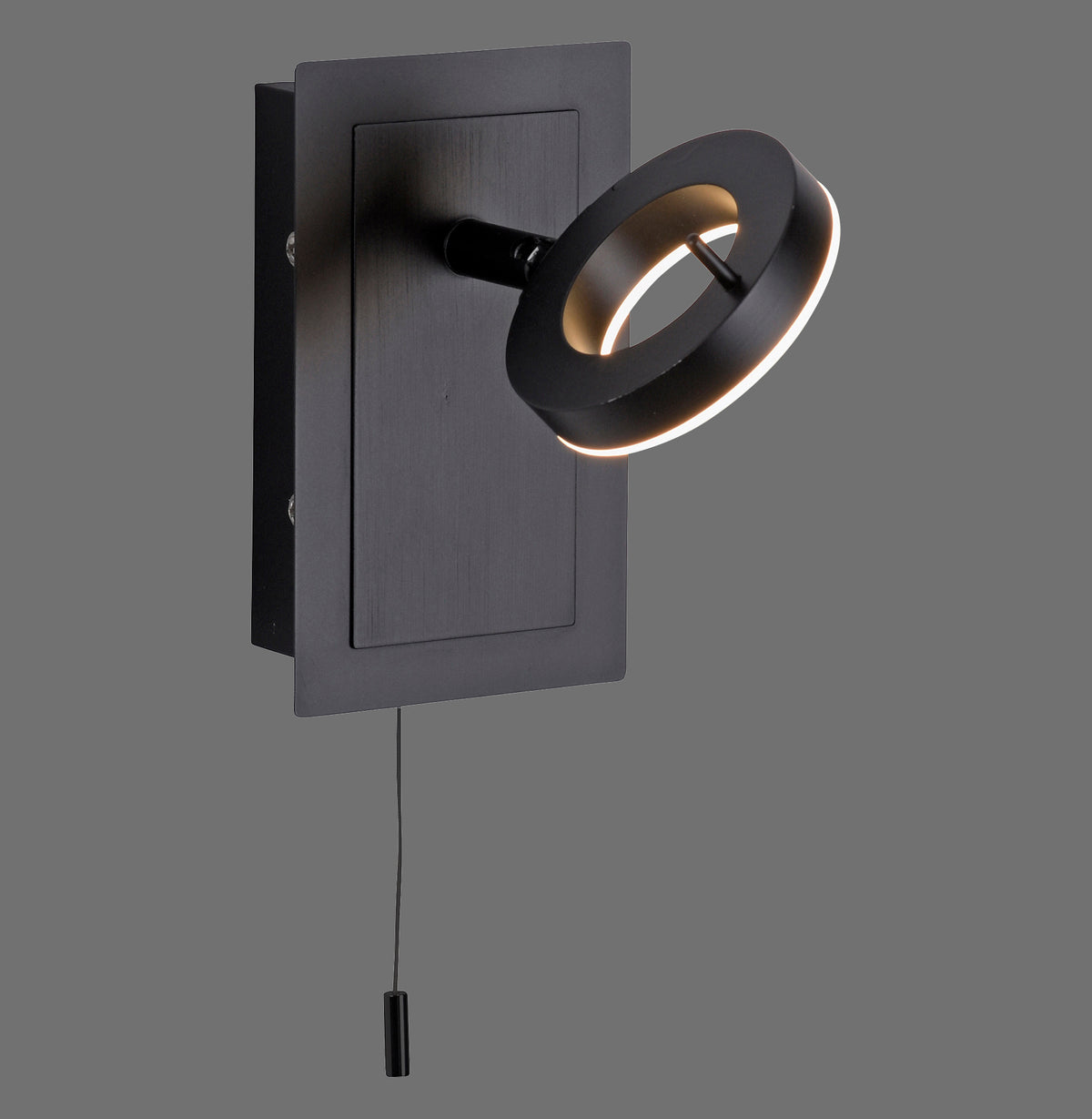 Vue de trois quarts du luminaire mural anthracite allumé, avec tirette pendante