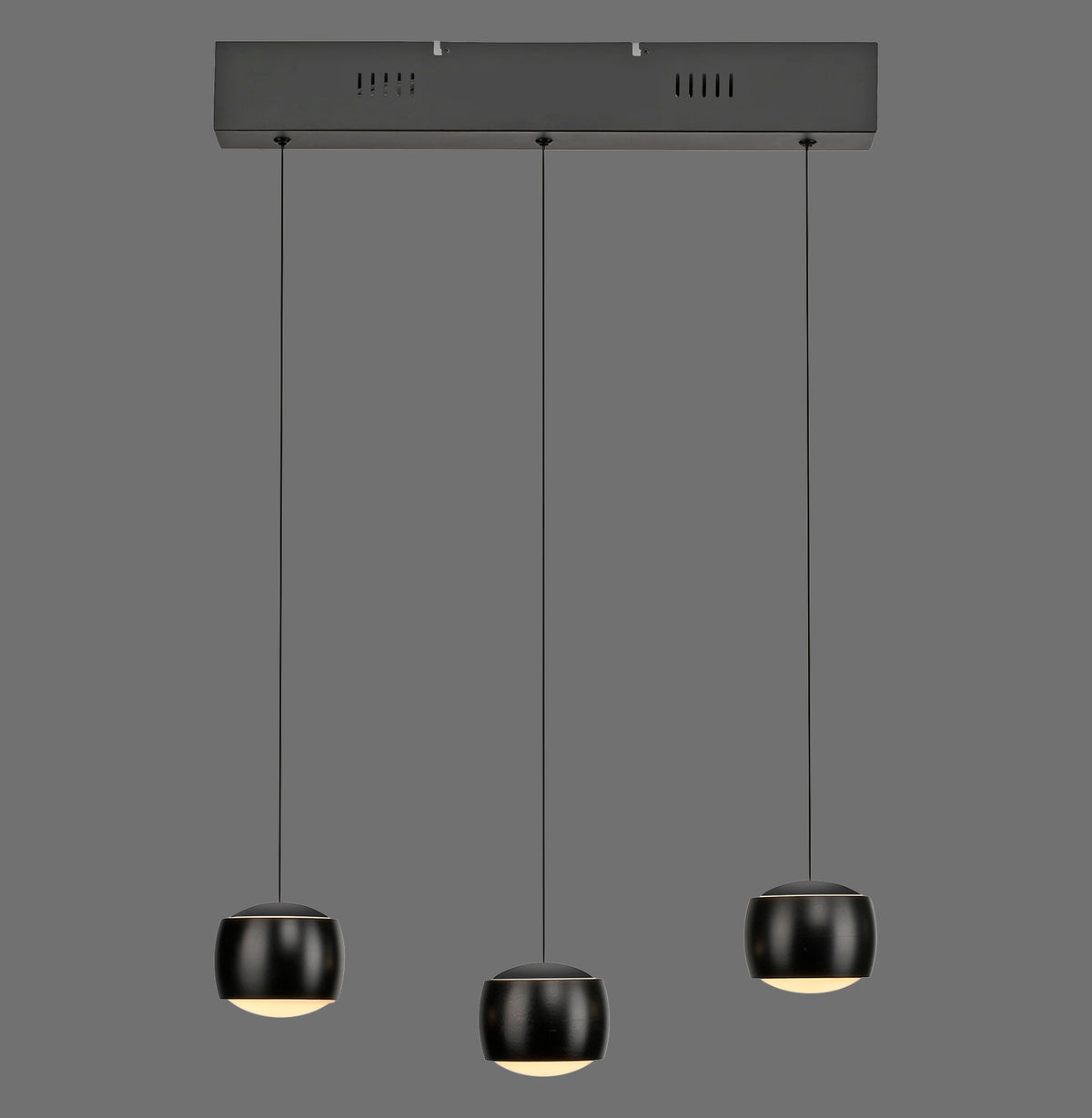 Suspension noire à trois globes sphériques suspendus sous une barre rectangulaire fixe.