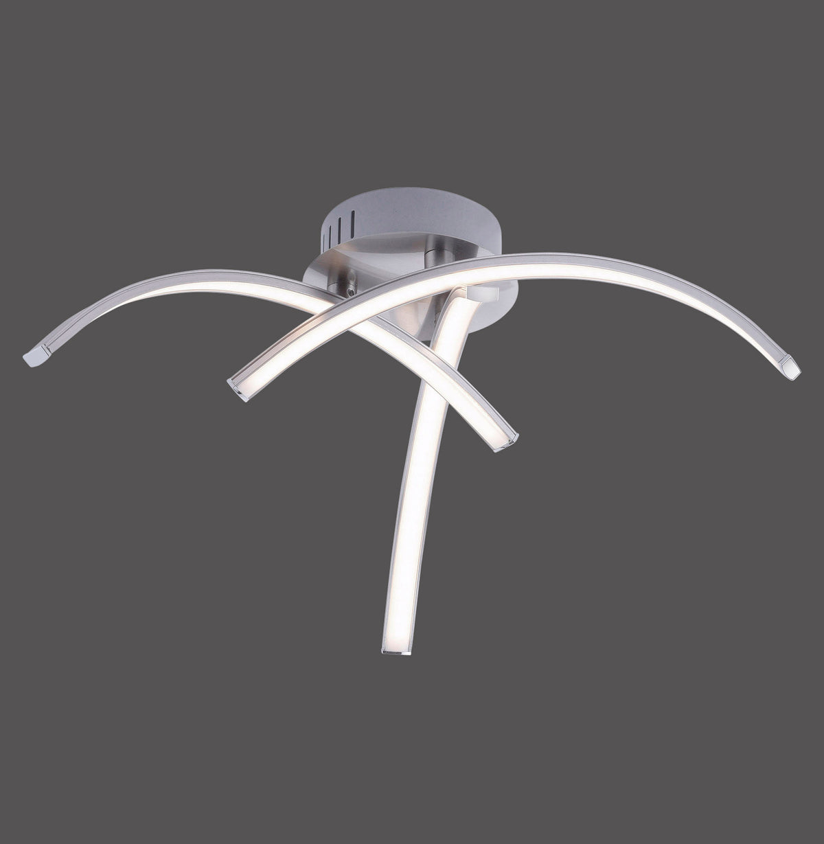 Plafonnier design avec trois bras courbes et diffuseurs LED allumés, vue de face sur fond gris.