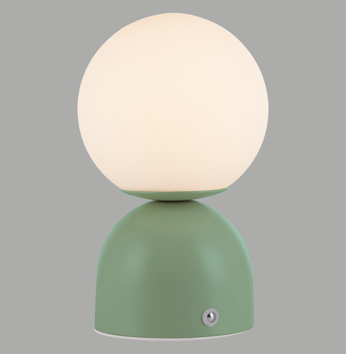 Vue de face du luminaire vert avec globe blanc allumé sur fond gris.
