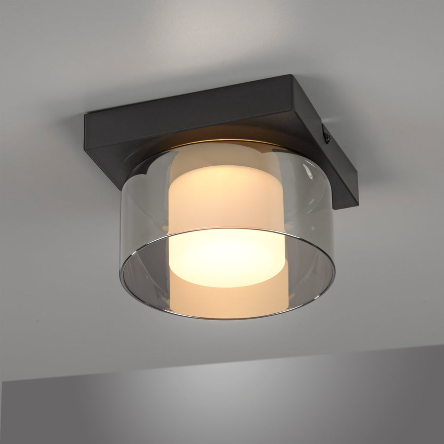 Plafonnier installé au plafond, allumé, montrant le cercle lumineux diffusé vers le bas.
