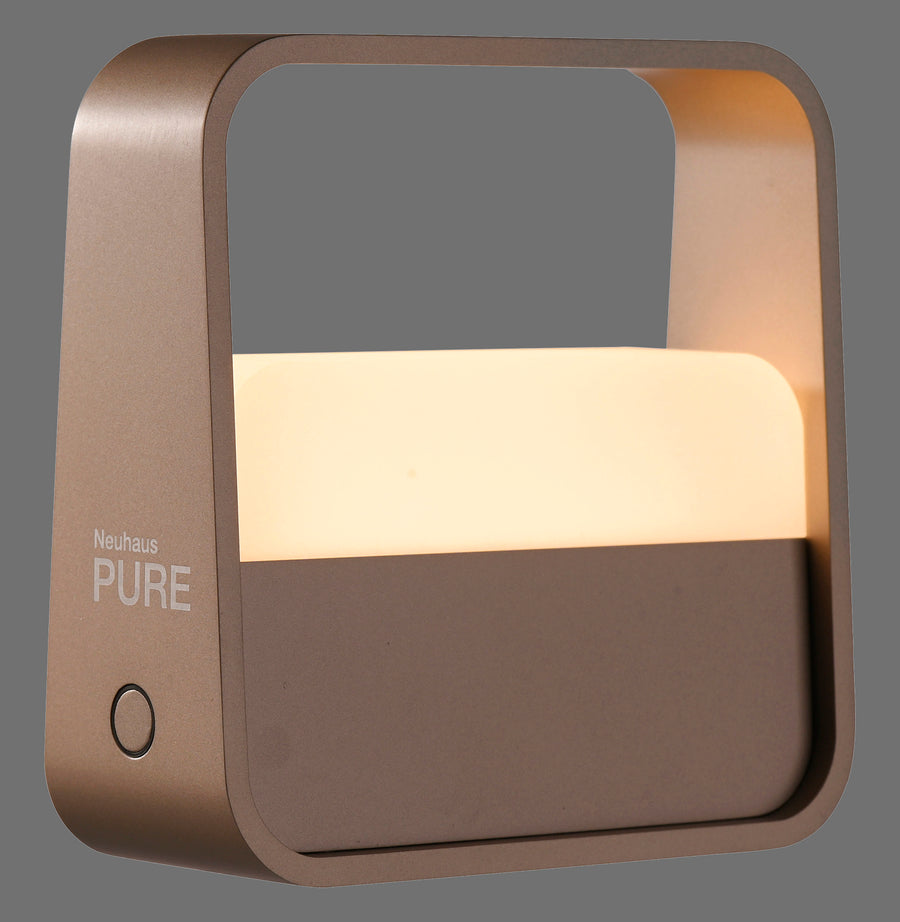 Lampe à poser carrée marron vue de trois quarts, éclairage allumé sur fond gris