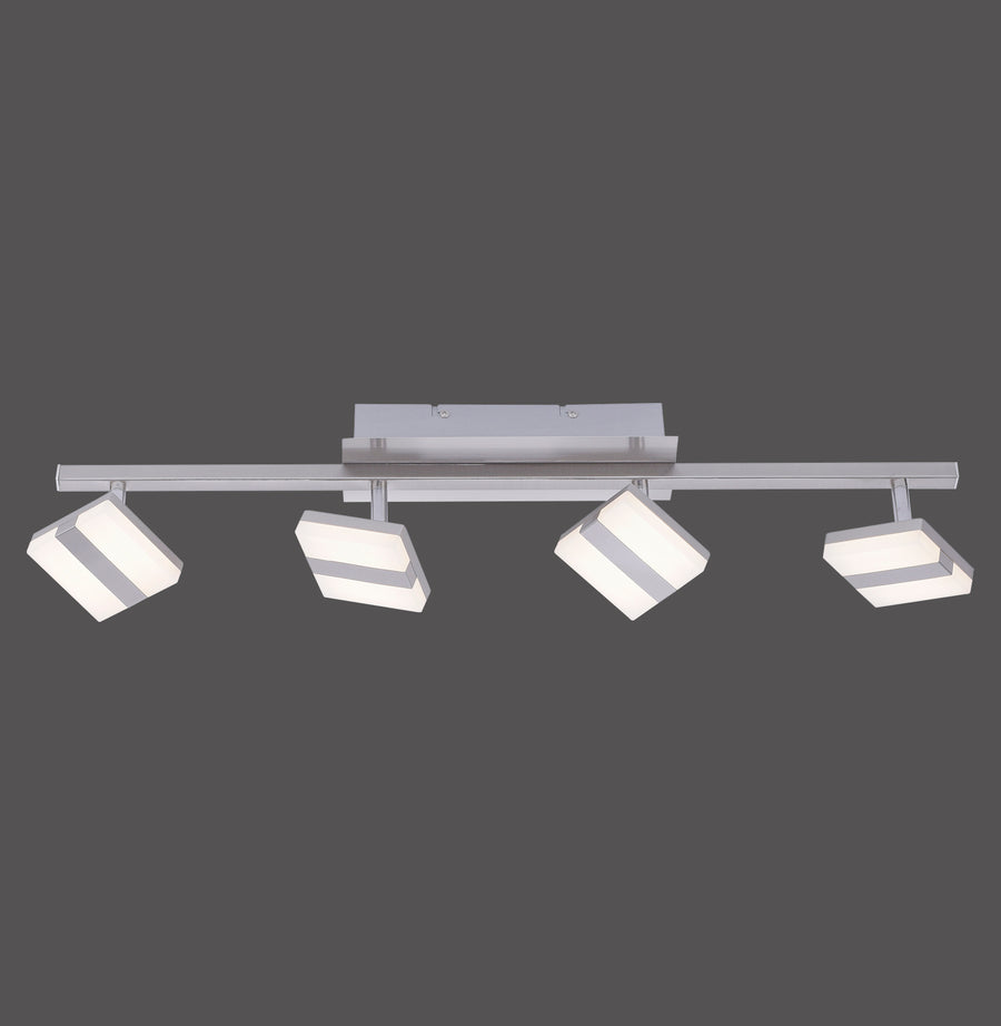 Vue de face d'un plafonnier chromé à quatre spots carrés orientables sur rail.