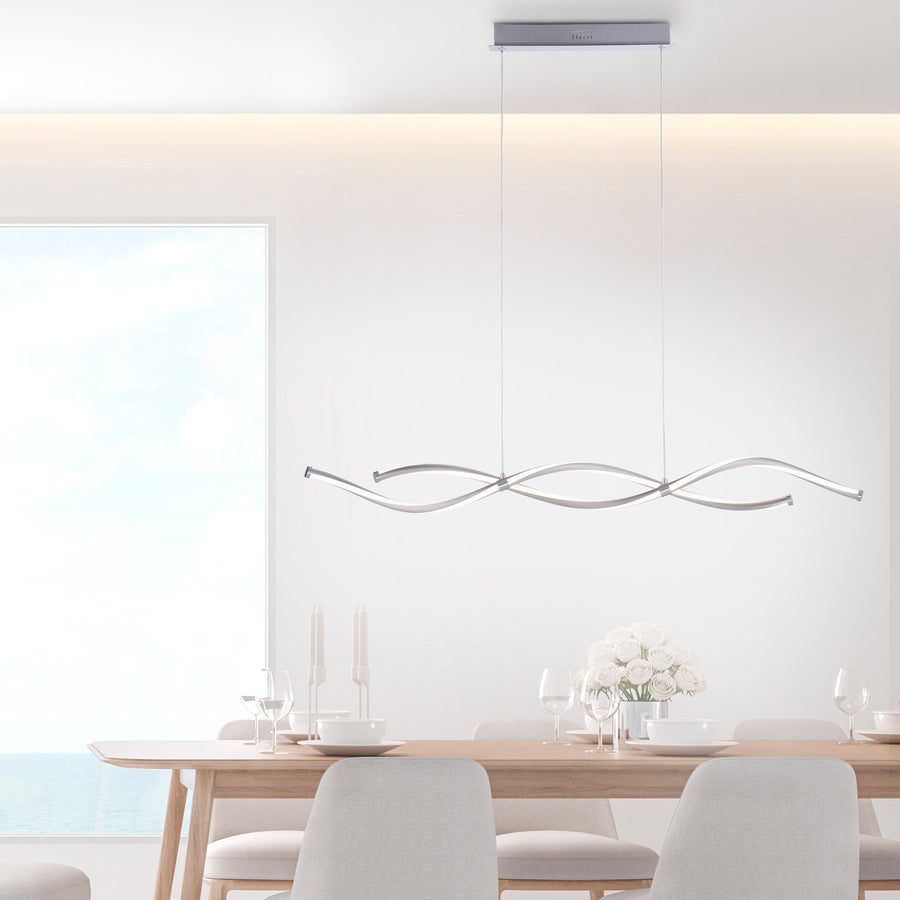 Suspension allumée au-dessus d’une table de salle à manger lumineuse.