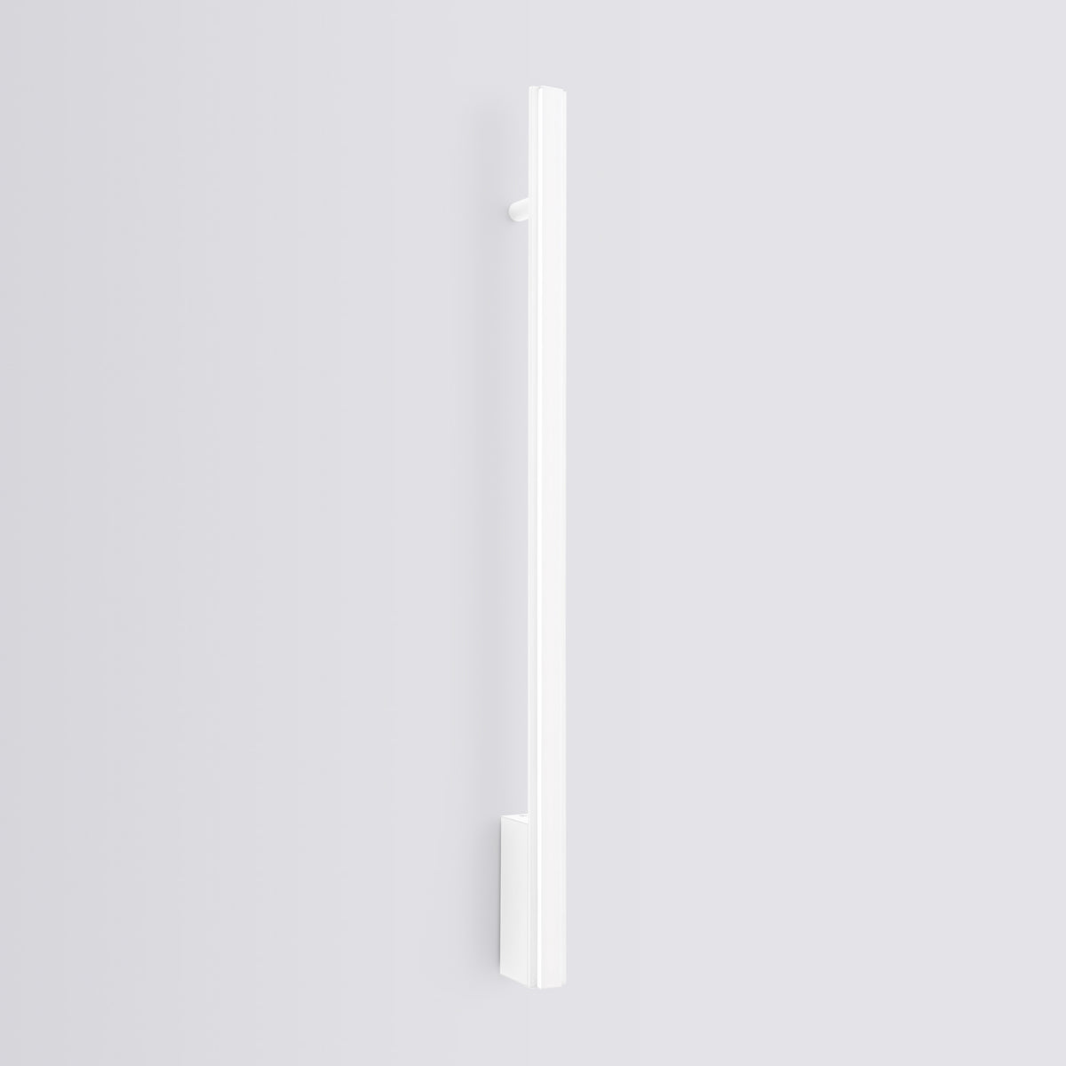 Vue d'ensemble de l'applique verticale blanche fixée au mur gris